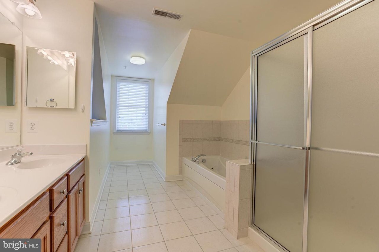 Building Photo - 833 Ramsay St