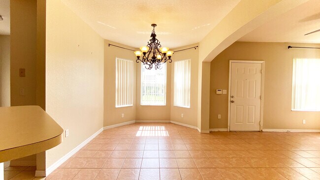 Building Photo - 118 SW Peacock Blvd