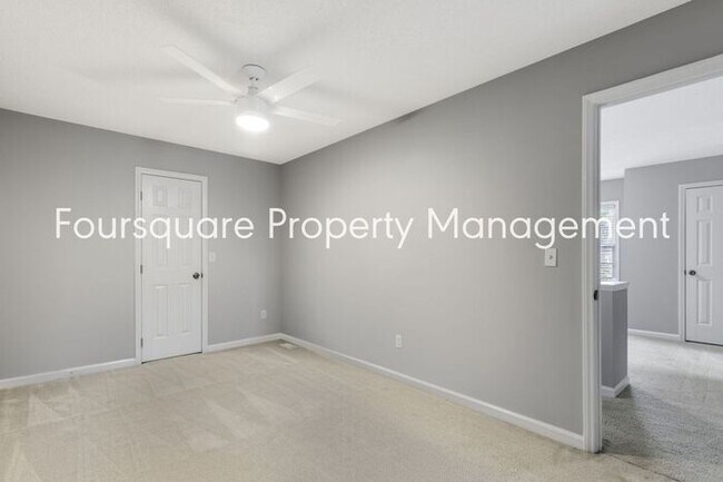 Building Photo - End Unit Town Home | 2nd Floor Loft | Wash...
