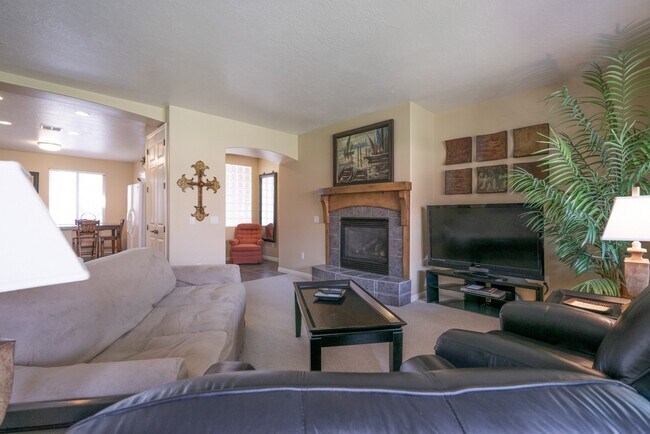 Building Photo - Fully Furnished 3 Bedroom Home In Coral Canyon With Community Amenities