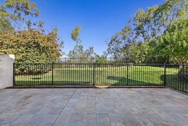 Building Photo - Upgraded La Costa Townhome