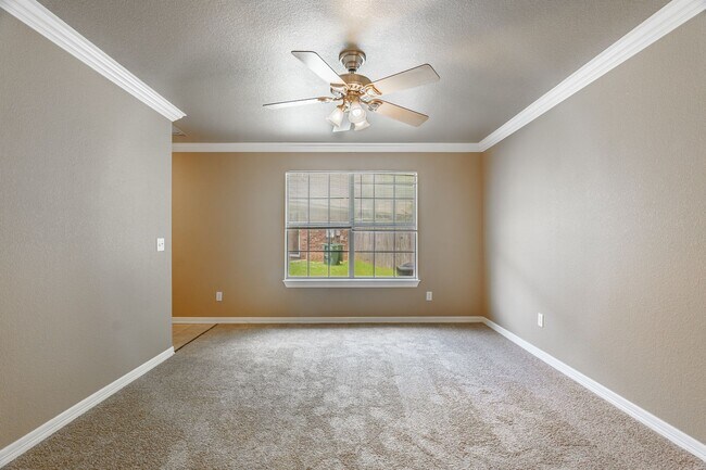 Building Photo - Great duplex in a great location