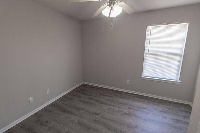 Building Photo - 5000 Derby Ridge Dr