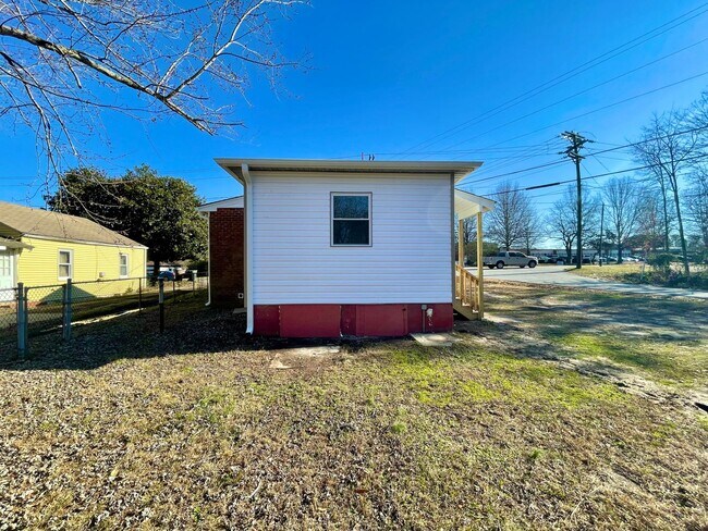 Building Photo - 3 Bedroom 1 Bathroom Home Located In Green...