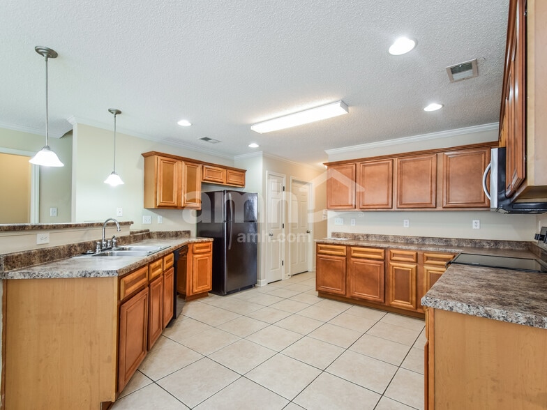 Building Photo - 8638 Wilderness Tr