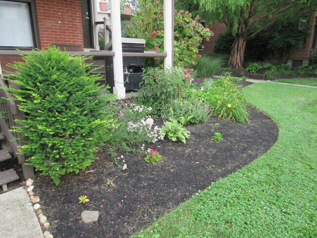 Building Photo - 877 Dennison Ave