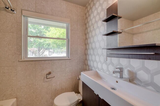 Building Photo - 1413 Berkshire Dr