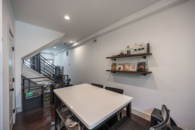 Building Photo - Modern Olde Kensington Home