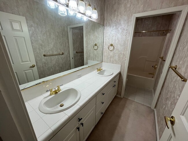 Building Photo - Clackamas Ranch 3 bedroom 2 bathroom - W/D...