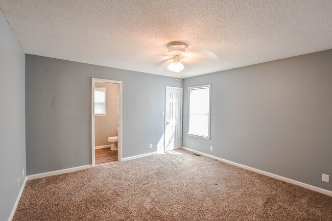Building Photo - Pet Friendly Three Bedroom with Bonus in S...