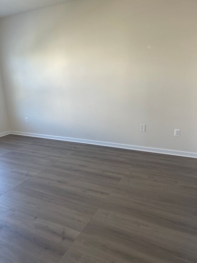 Building Photo - THREE LEVEL TOWNHOUSE WITH 2 CAR GARAGE