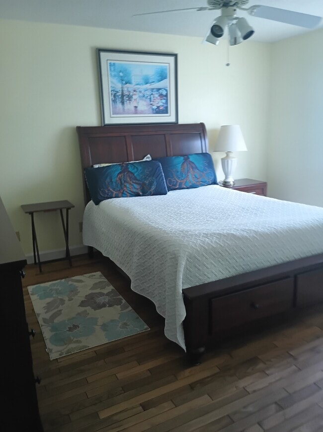 Building Photo - 111 S Oak Ct