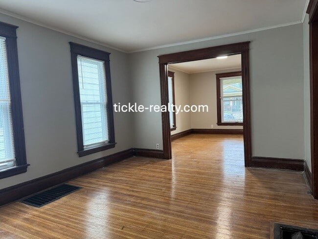 Building Photo - 4 Bedroom Park Ave House - 2 Full Baths, D...