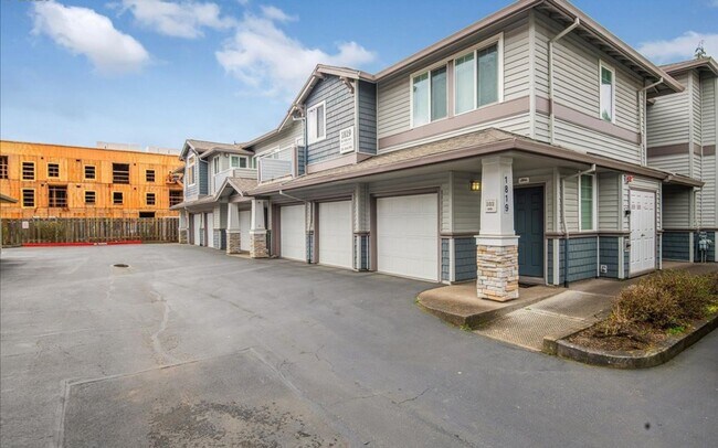 Building Photo - Bright 2BR / 2BA End-Unit Tanasbourne Condo w/ High Ceilings, Gas Fireplace, Private Balcony + At...