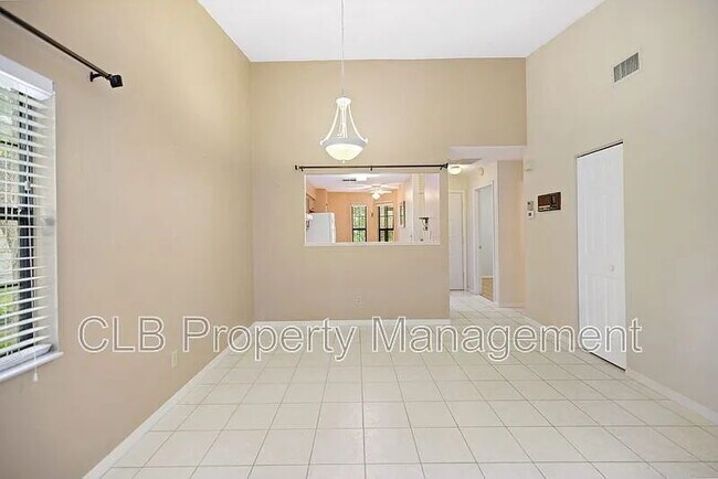 Building Photo - Lovely 2 bedroom/2 bathroom duplex in Port Orange