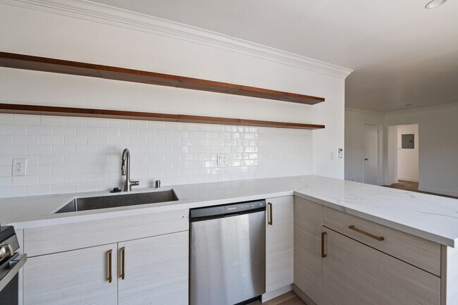 Building Photo - 1008 N Stanley-6