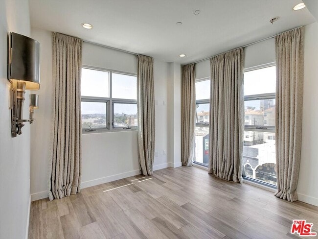 Building Photo - 600 S La Brea Ave