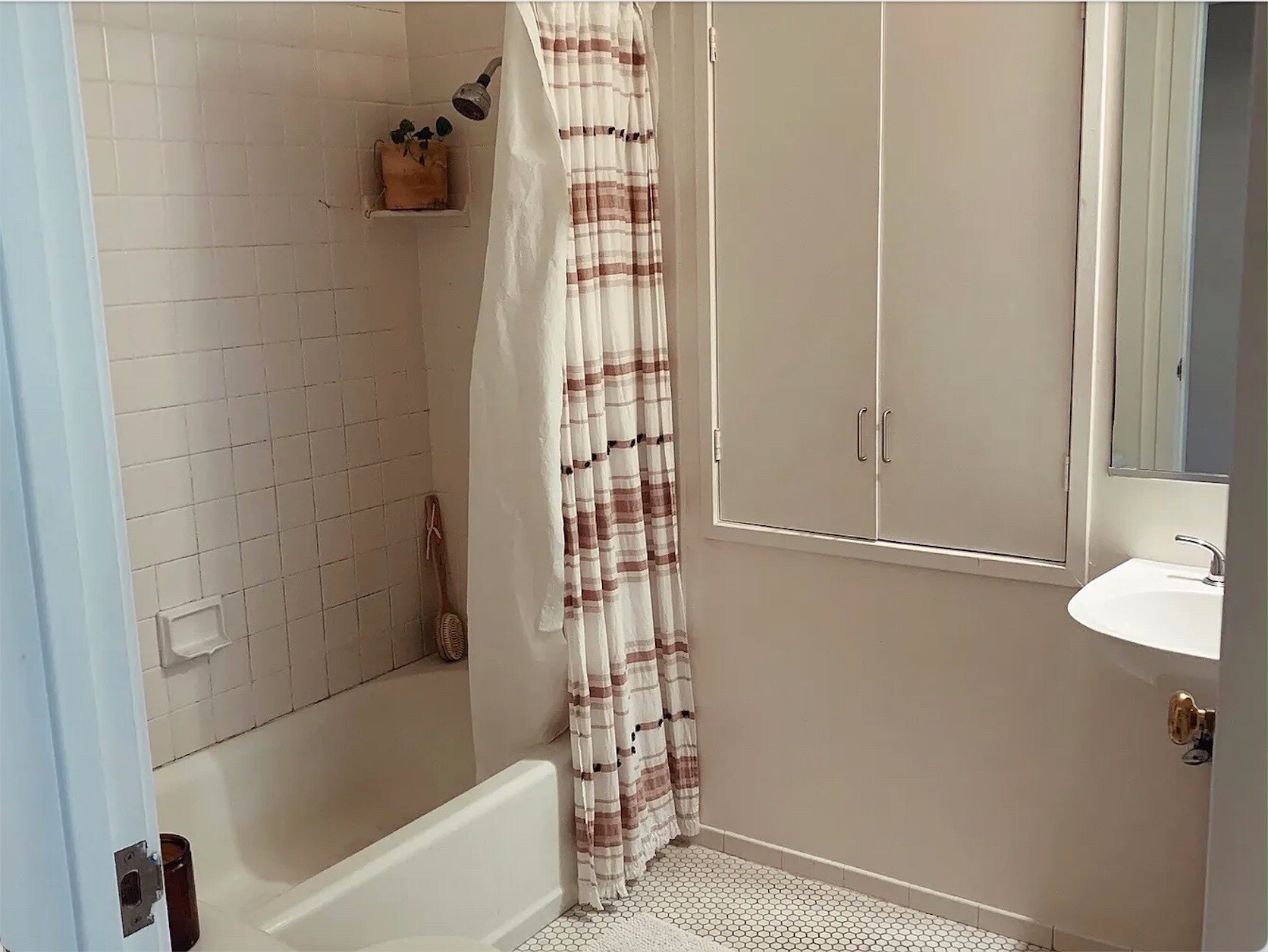 bathroom - 333A Vicksburg St