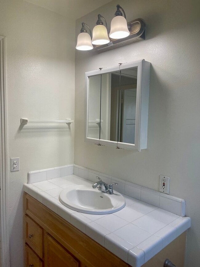 Building Photo - 615/621 Vine