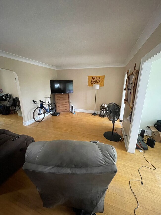 Building Photo - 2021-2023 E 6th St