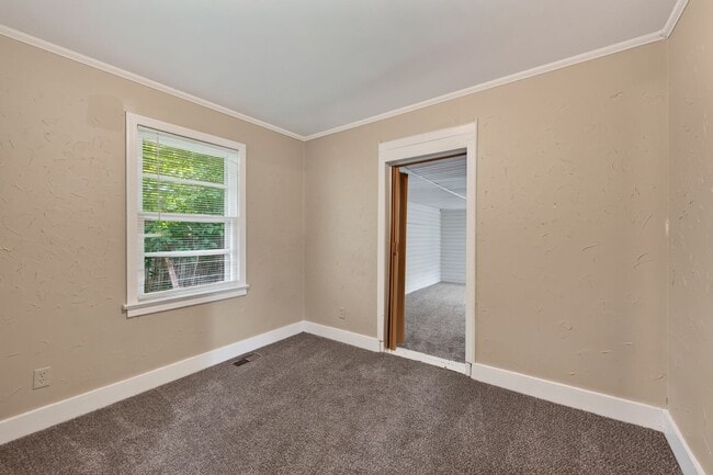 Building Photo - 141 W Rossview Rd