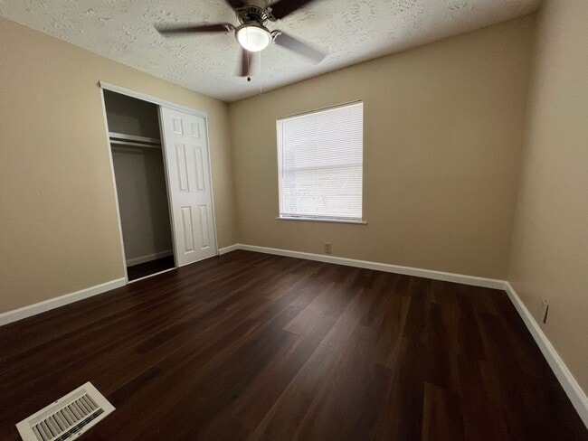 Building Photo - Spacious 3 bedrooms / 2 bath