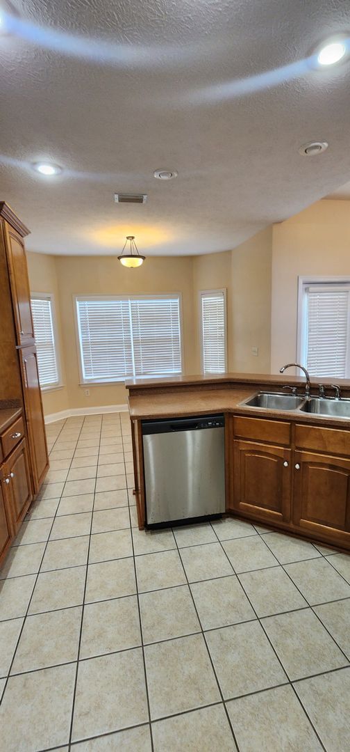 Building Photo - Offering First two weeks free for approved applicant