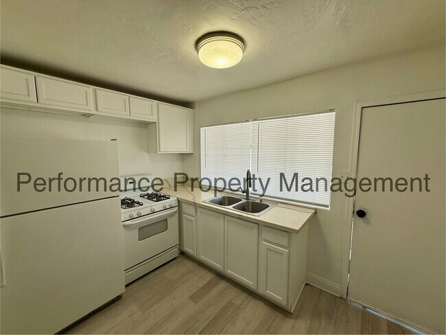 Building Photo - Cozy 3 Bed/2 Bath E Bakersfield Home w/ Solar, RBP & $0 Deposit Option