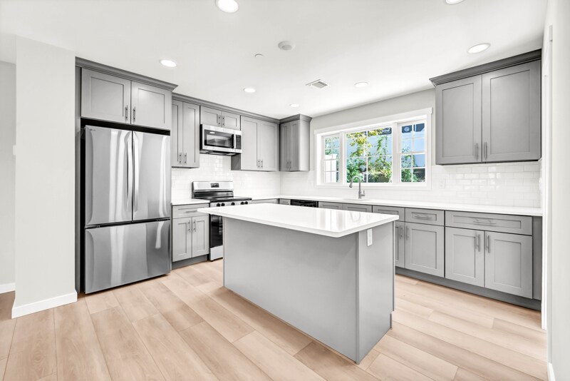 Building Photo - 670 E Main St