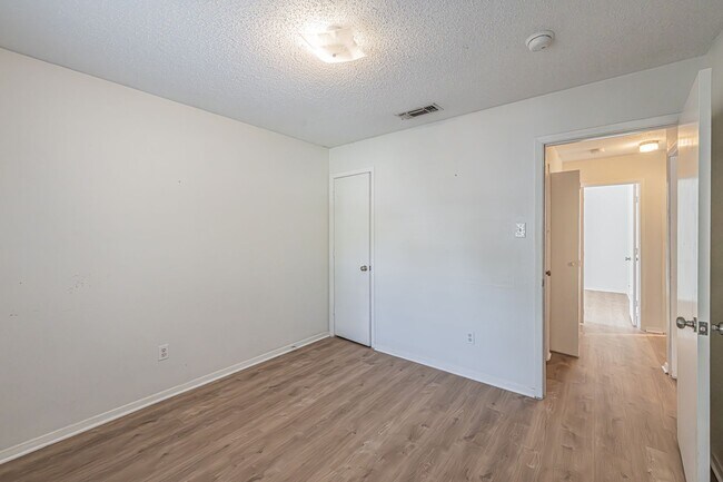 Building Photo - Super cute 2 bedroom 1 bath duplex