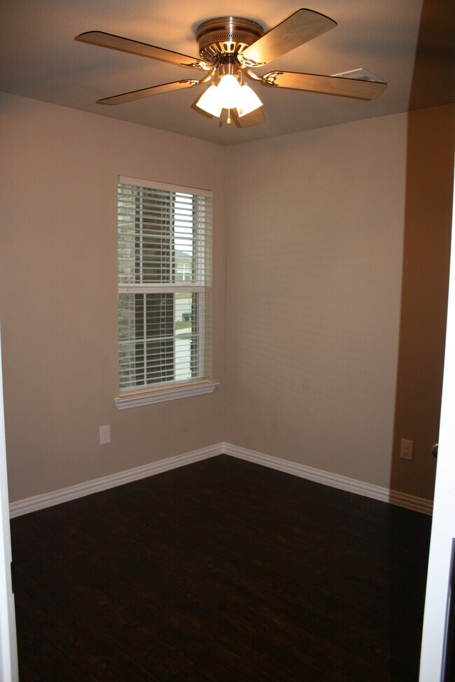 Building Photo - 307 Sage Ct