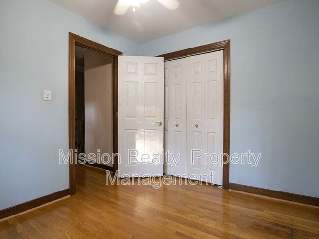 Building Photo - 4266 Roundhill Dr