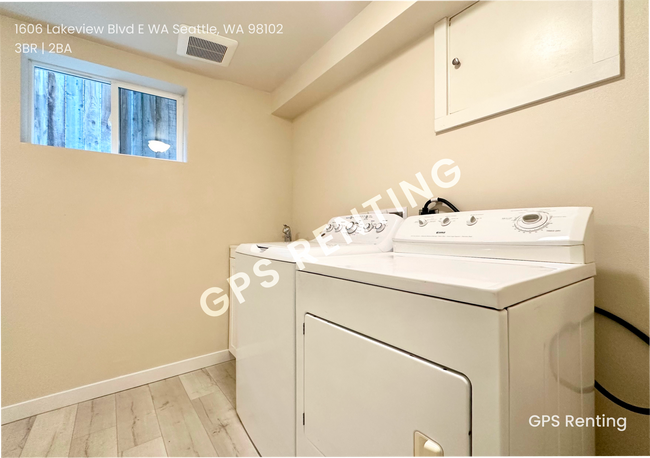 Building Photo - Beautiful Bed 3, Bath 1.75, home!