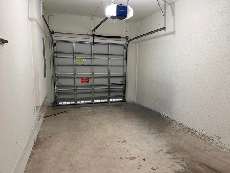 Building Photo - 378 NE 47th Pl