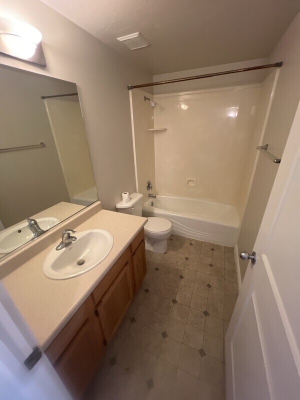 Building Photo - 943 450 E