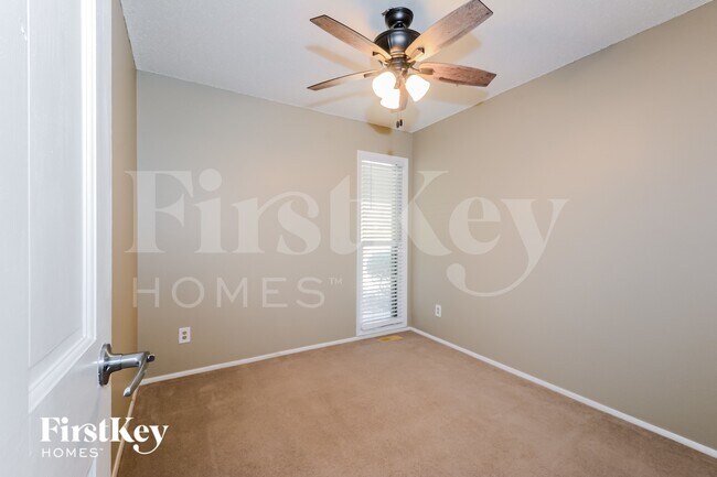 Building Photo - 12082 Foxpoint Dr