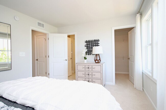 Building Photo - End-Unit Avon Park Townhome Near Biscuit Run Park