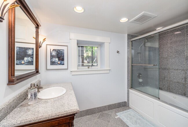 Building Photo - Sunset Hill Home