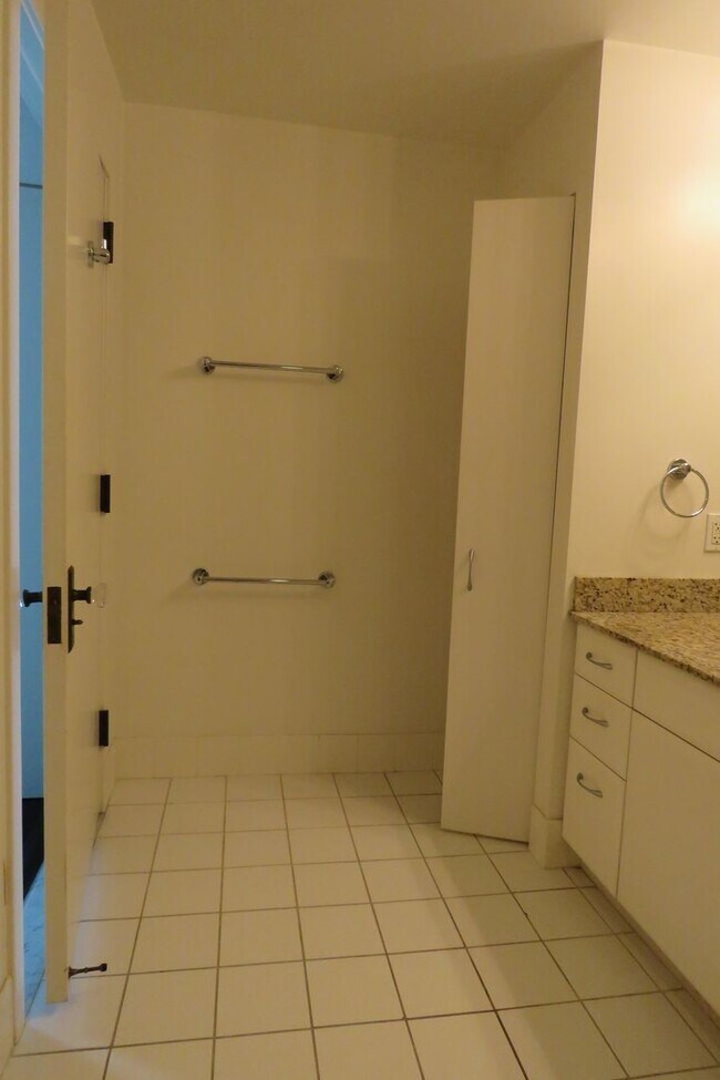 Building Photo - 2 bedroom at the BEACON