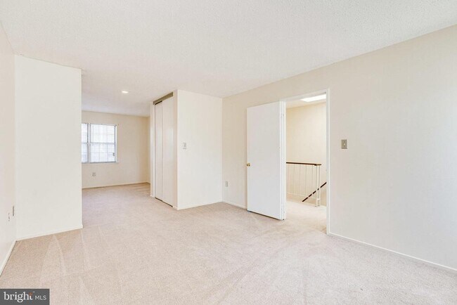 Building Photo - 2374 Hunters Square Ct