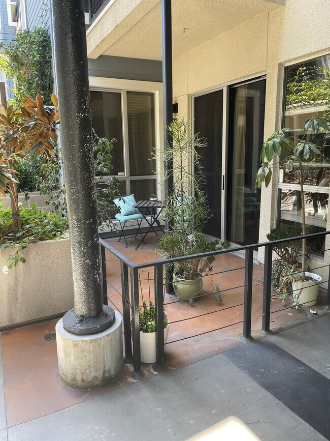 Building Photo - 777 6th Ave