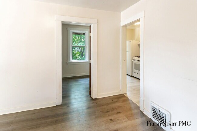 Building Photo - Light-Filled & Well-Connected Living – 1 B...