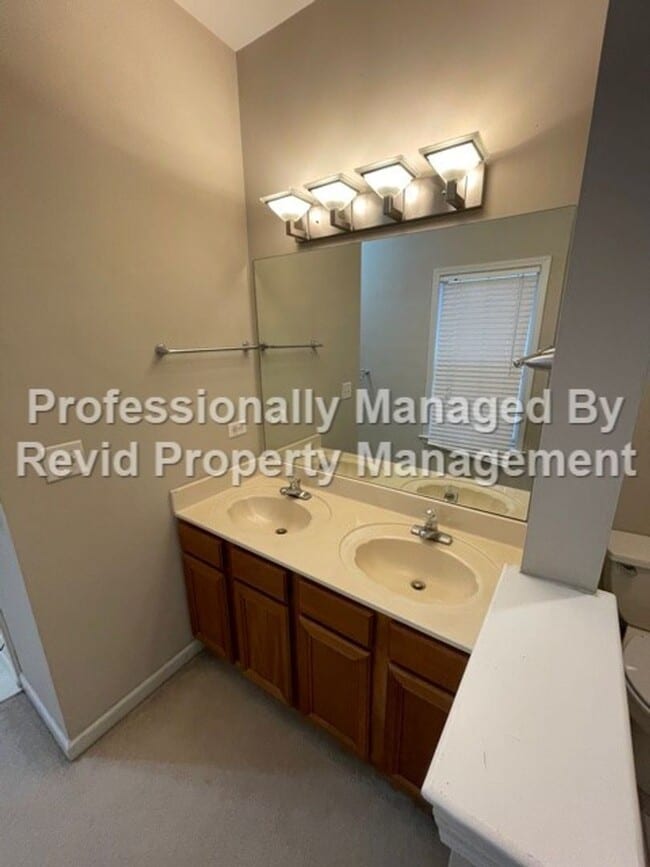 Building Photo - 2 bedroom Home in Harbor Town!!