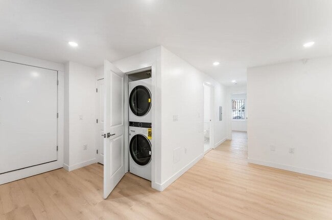 Building Photo - 306 Varick St