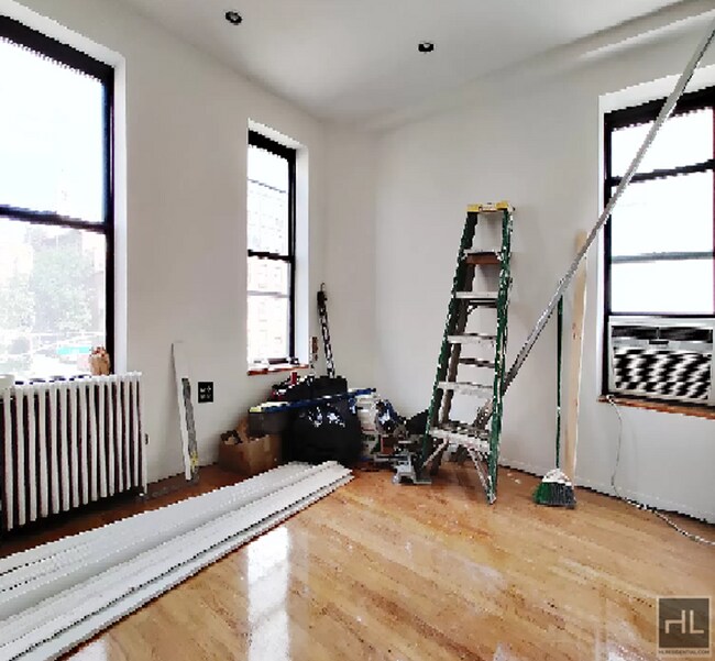 Building Photo - Sun-Filled 3BR in the Heart of the East Village | W/D in Unit