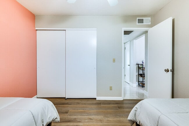 Building Photo - 903 W Harvard Dr