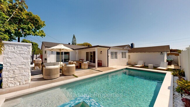 Building Photo - Beautiful Home with Pool!