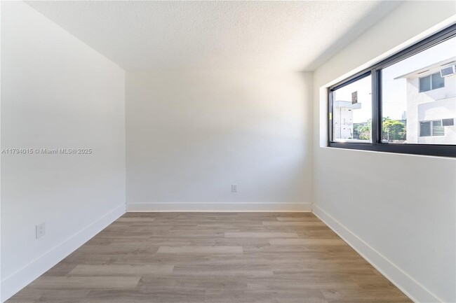 Building Photo - 1515 NW N River Dr