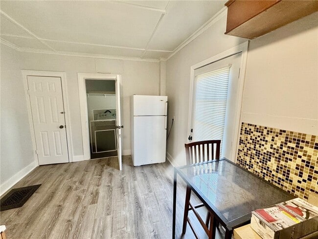 Building Photo - 113 W Main St