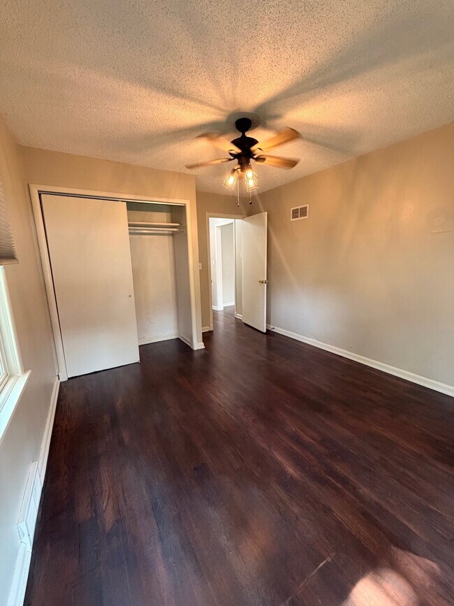 Building Photo - Charming 3-Bedroom  1-bath Kansas City Home with Beautiful Hardwood Floors!